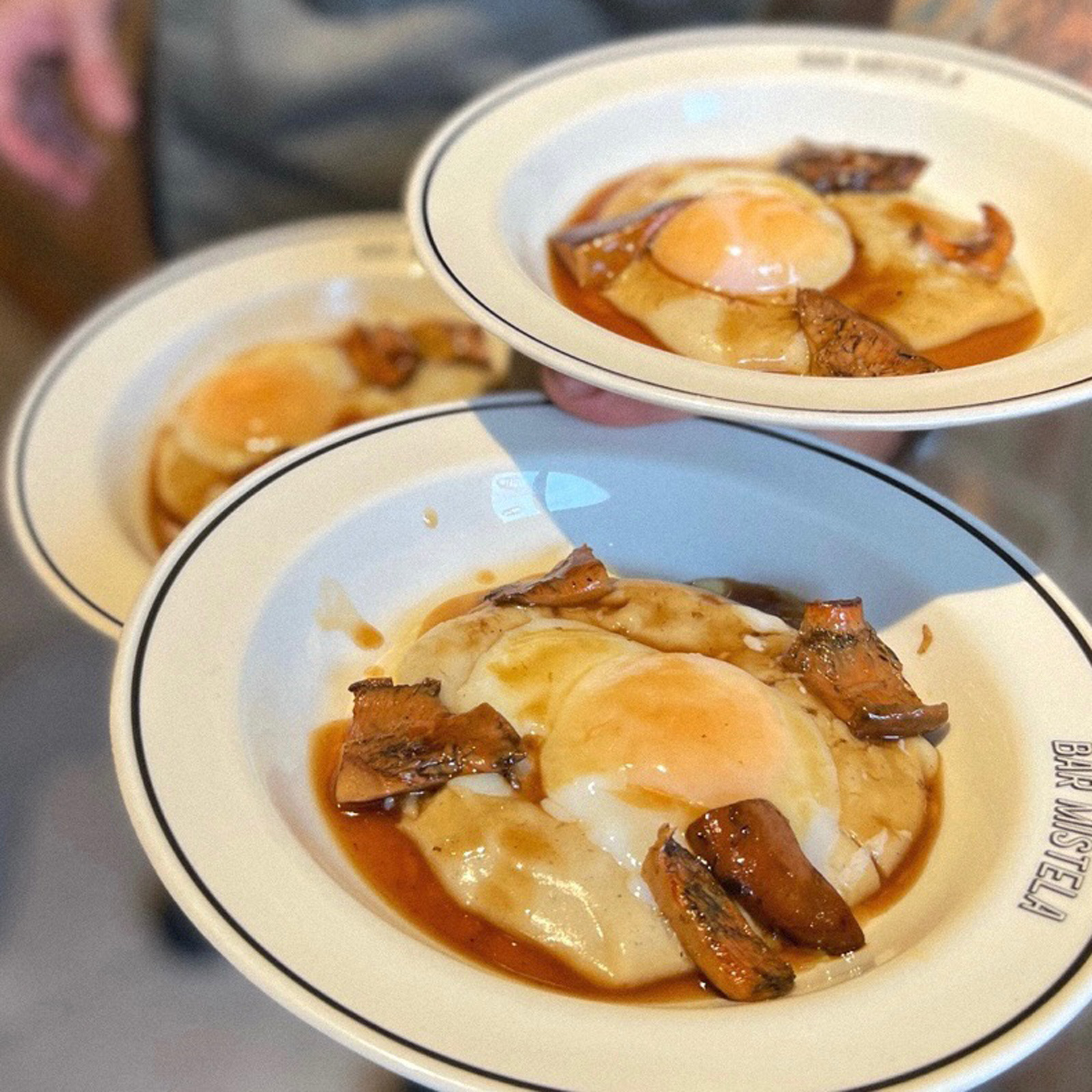 Huevo a baja temperatura con rebollones y patata trufada