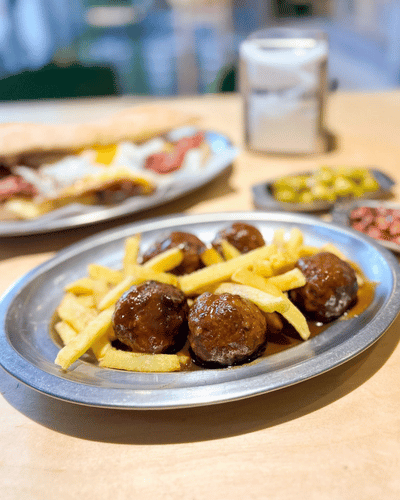 Albóndigas de vaca vieja durante un almuerzo